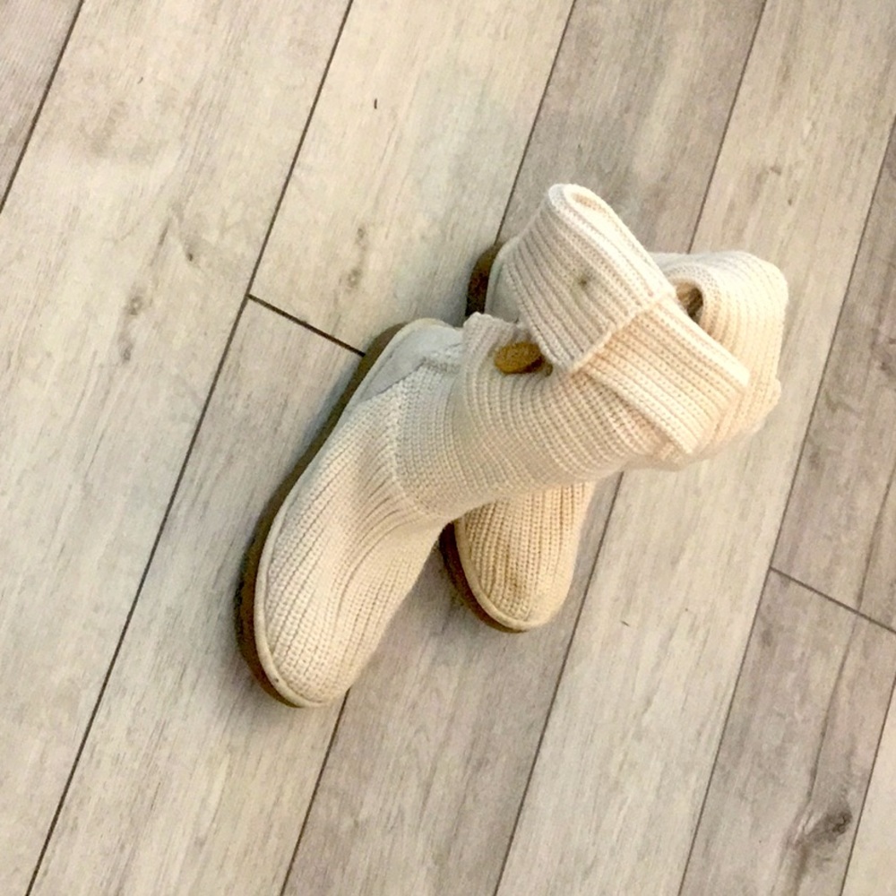 UGGs knit off whit boots
